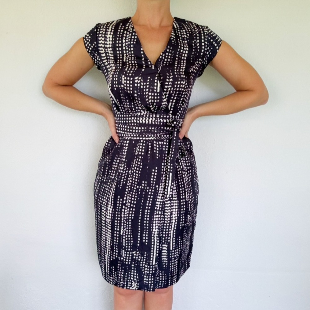 W by Worth silk navy white abstract surplice v-neck short sleeve dress size 6